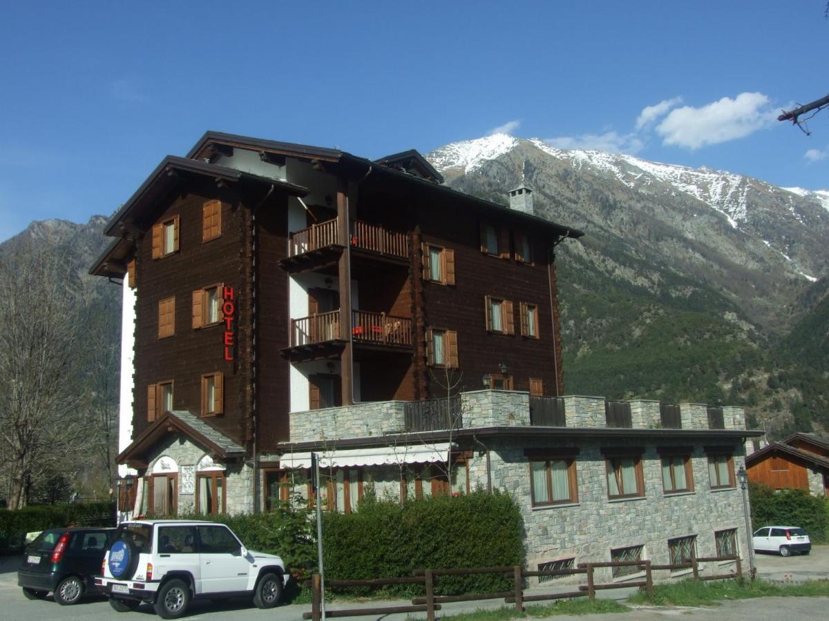 Hotel Mont Nery Challand-Saint-Anselme Exterior photo