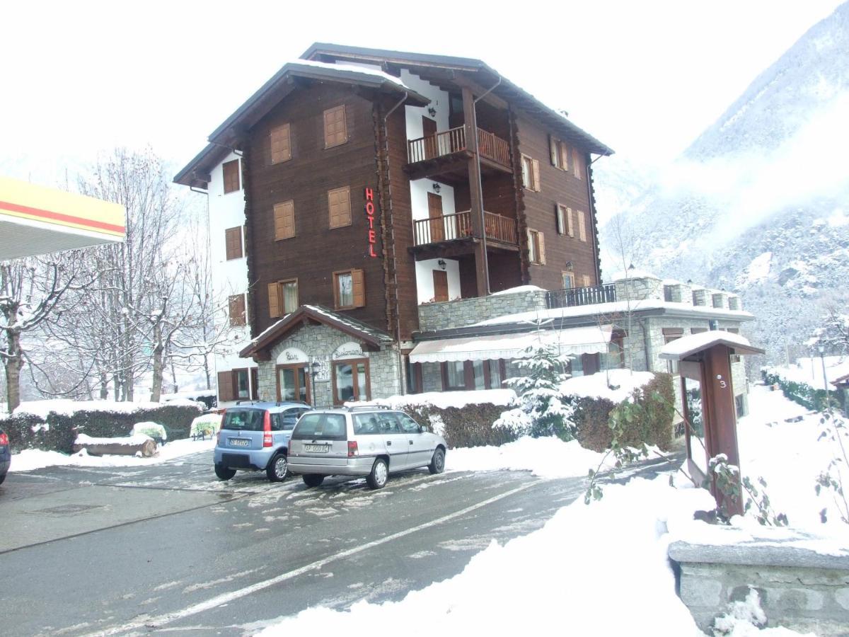 Hotel Mont Nery Challand-Saint-Anselme Exterior photo